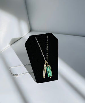 
                
                    Load image into Gallery viewer, Agate and Quartz Necklace
                
            