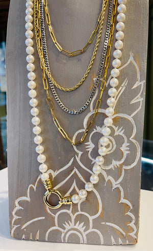 
                
                    Load image into Gallery viewer, Pearl Necklace with oversized closure
                
            